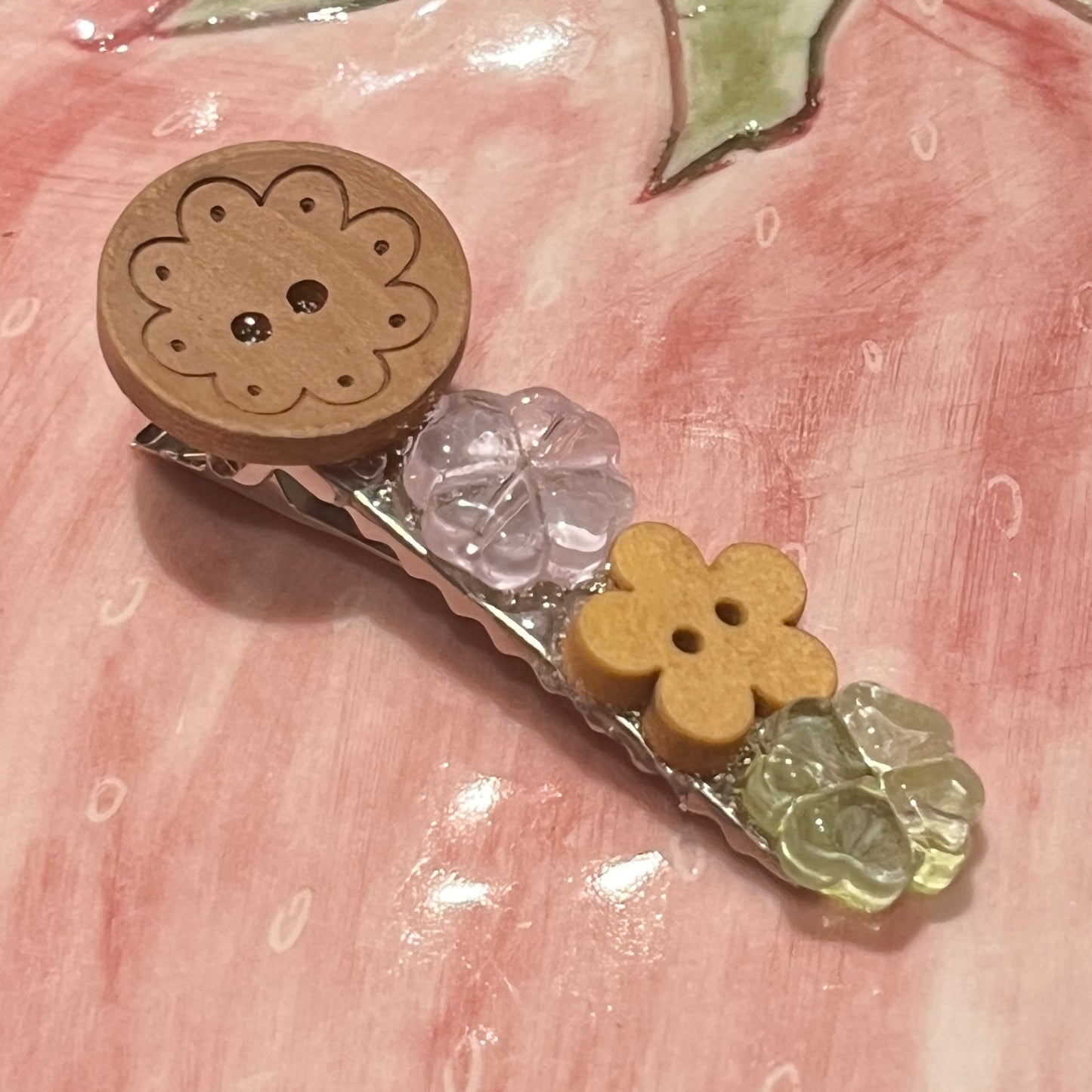 comically big button clips💌