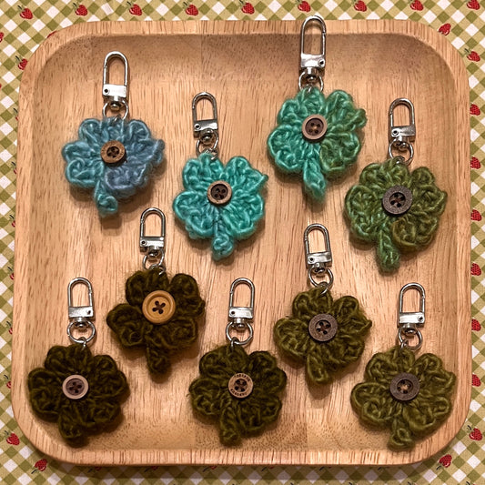 crochet keychain: multi-coloured button clovers
