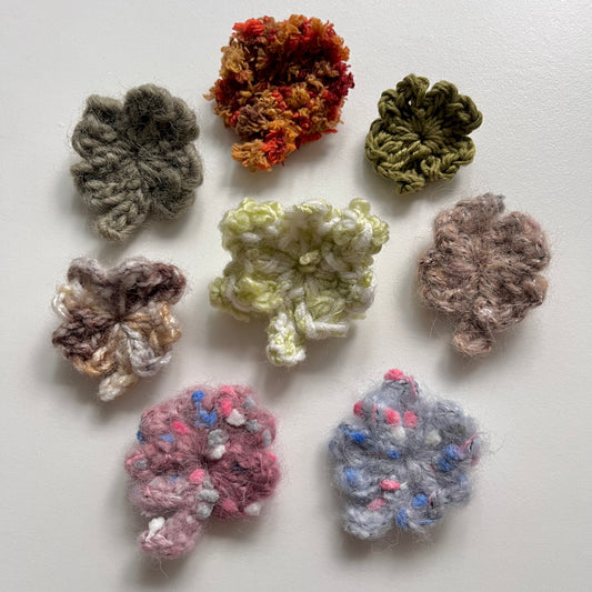 crochet pin: assorted clovers🍀🌸