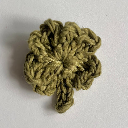 crochet pin: assorted clovers🍀🌸