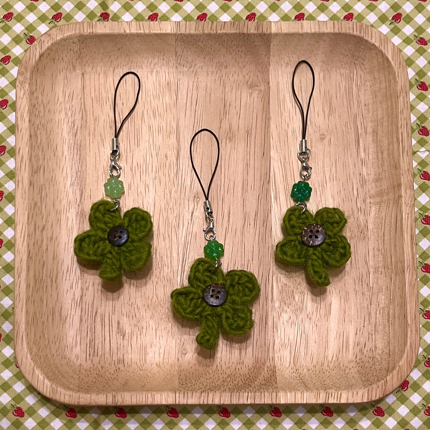 crochet phone strap: button clovers