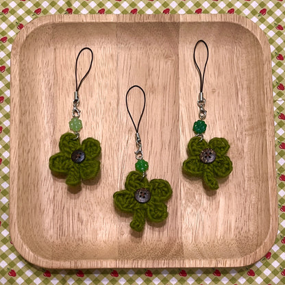 crochet phone strap: button clovers