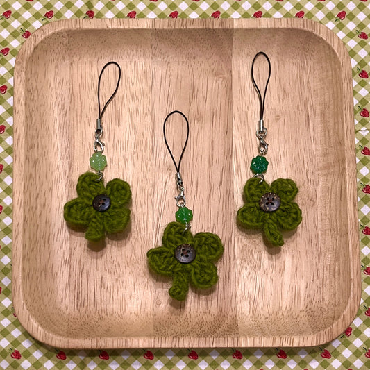 crochet phone strap: button clovers