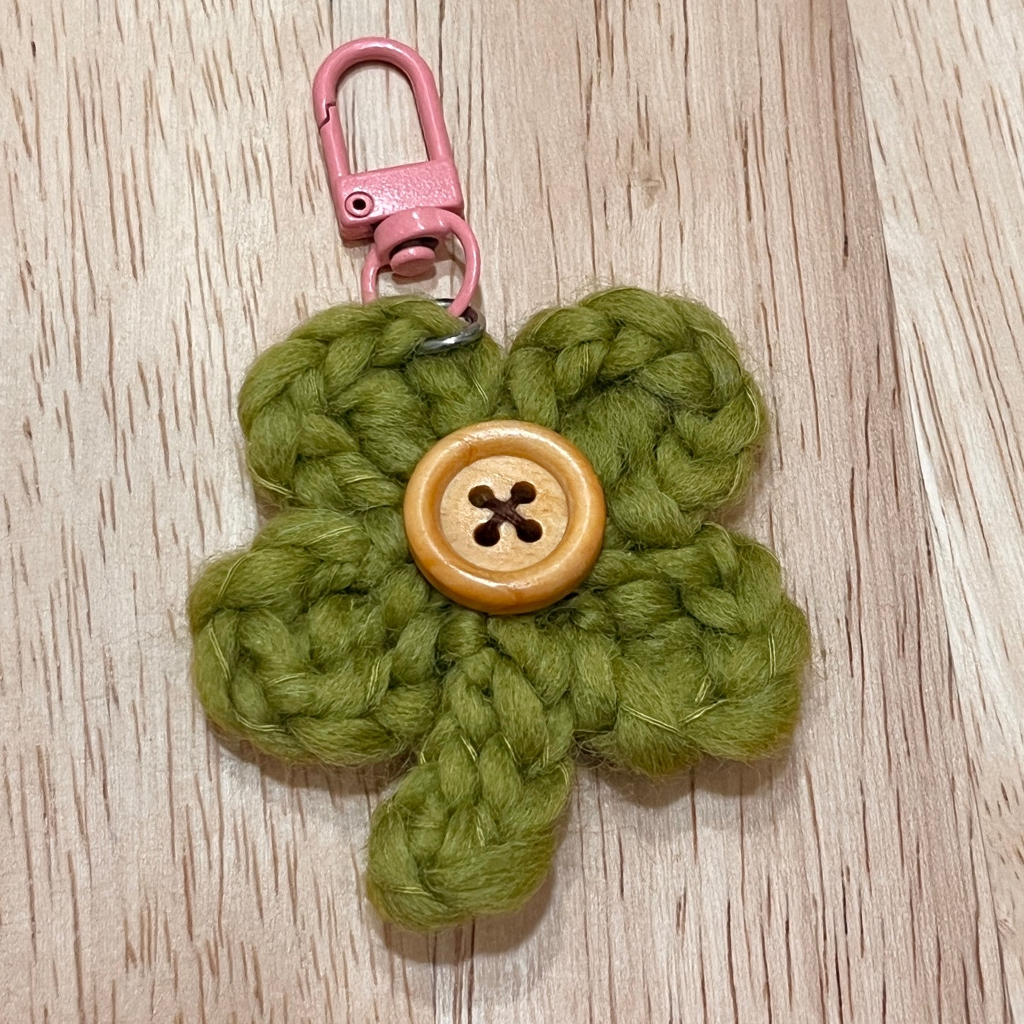 crochet keychain: green & white button clovers