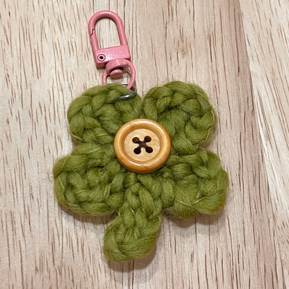 crochet keychain: green & white button clovers