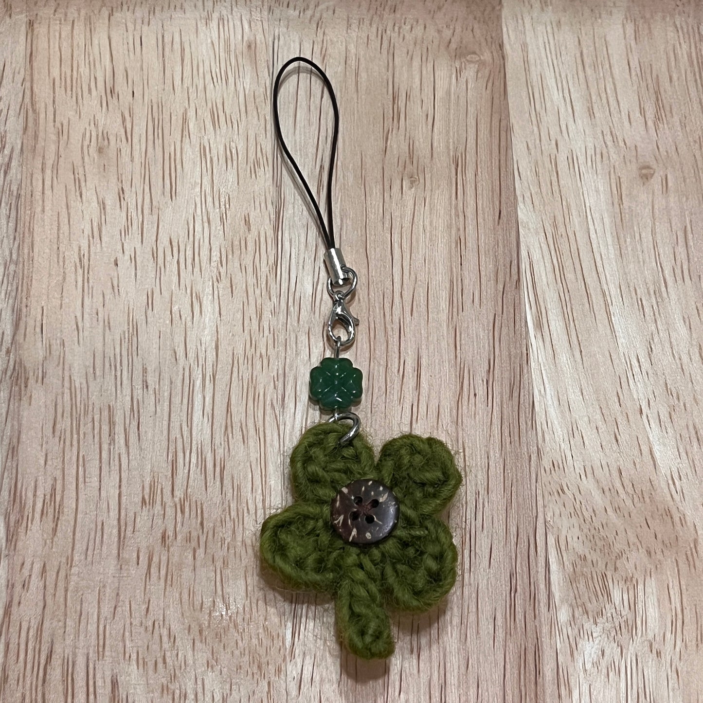 crochet phone strap: button clovers