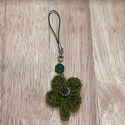 crochet phone strap: button clovers