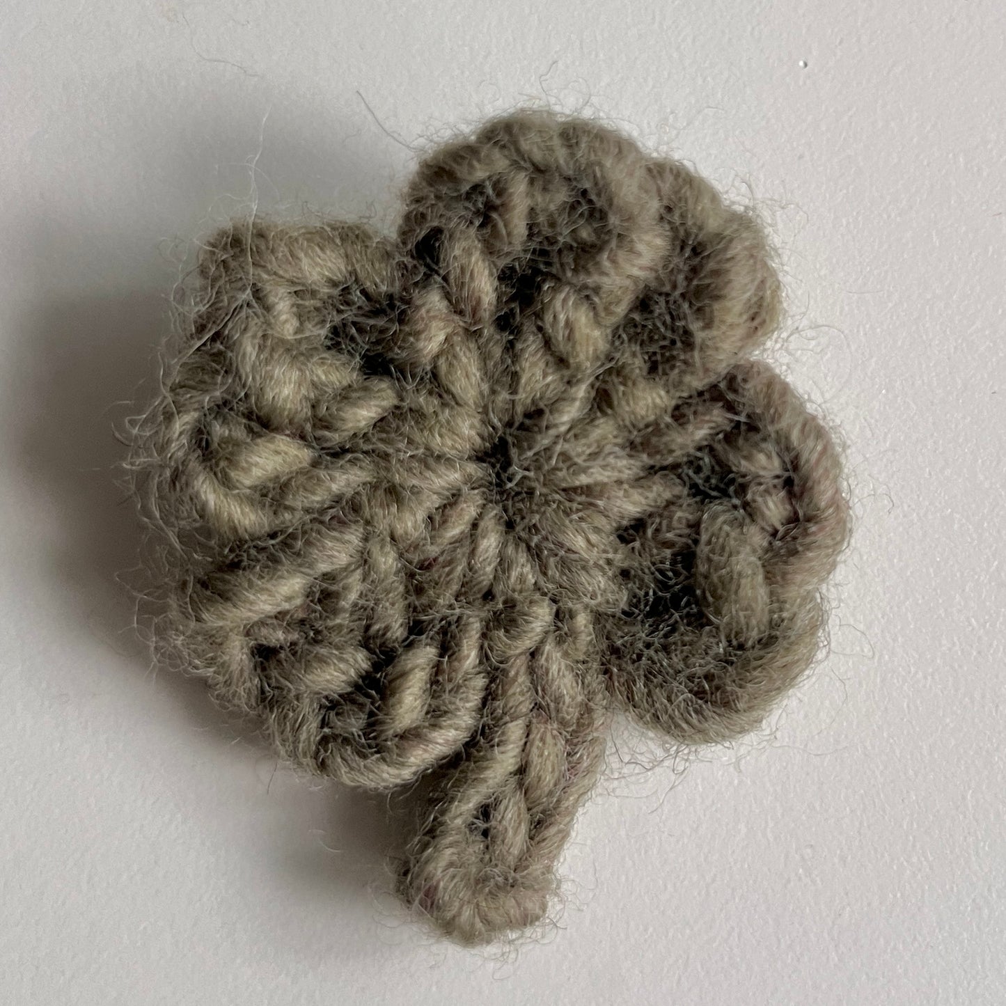 crochet pin: assorted clovers🍀🌸