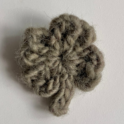 crochet pin: assorted clovers🍀🌸