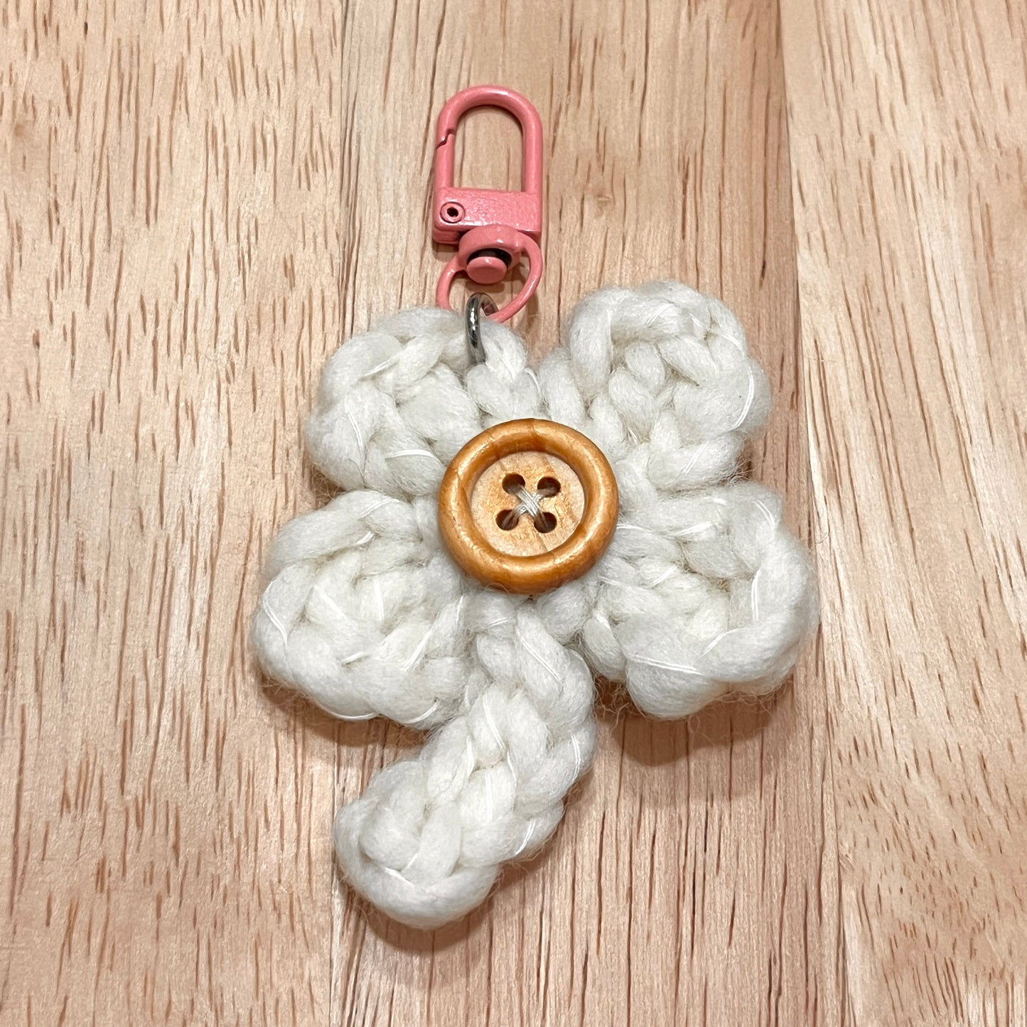 crochet keychain: green & white button clovers