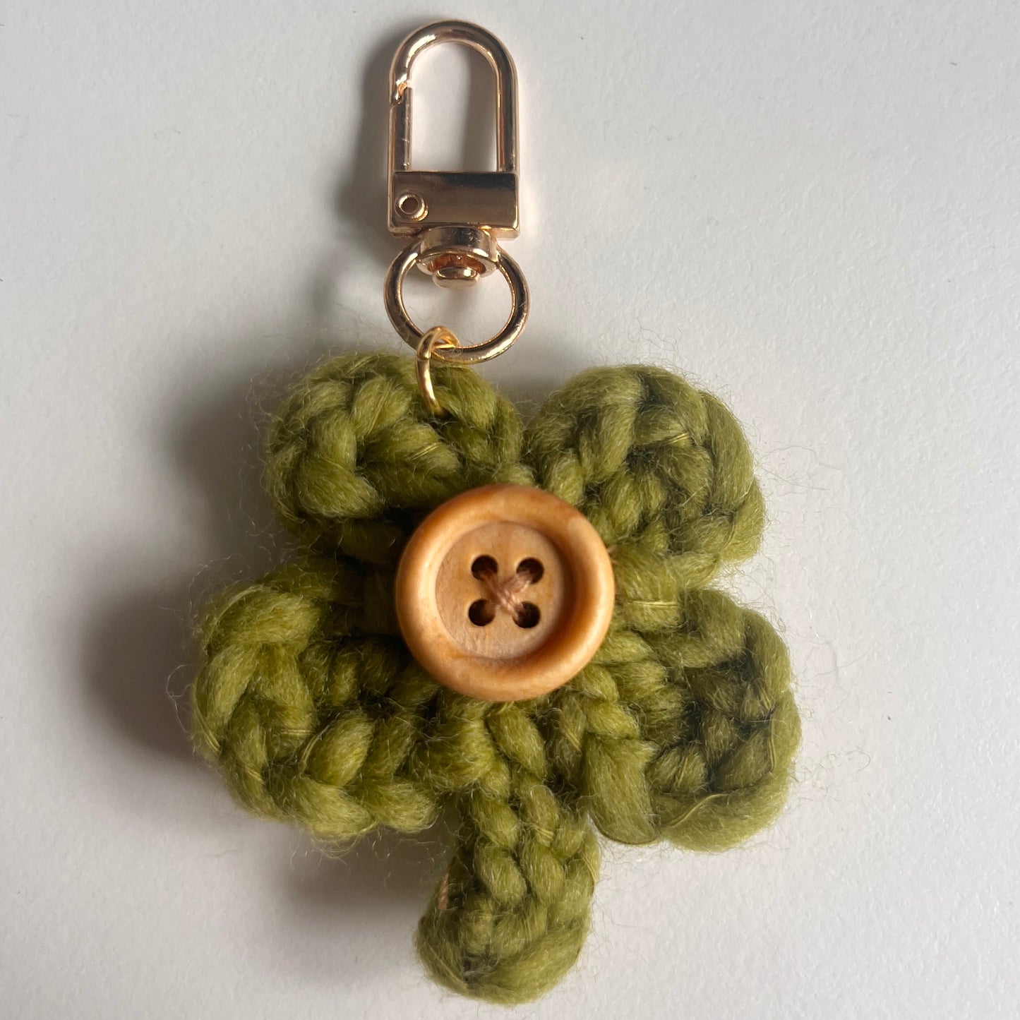 crochet keychain: lucky clovers with buttons