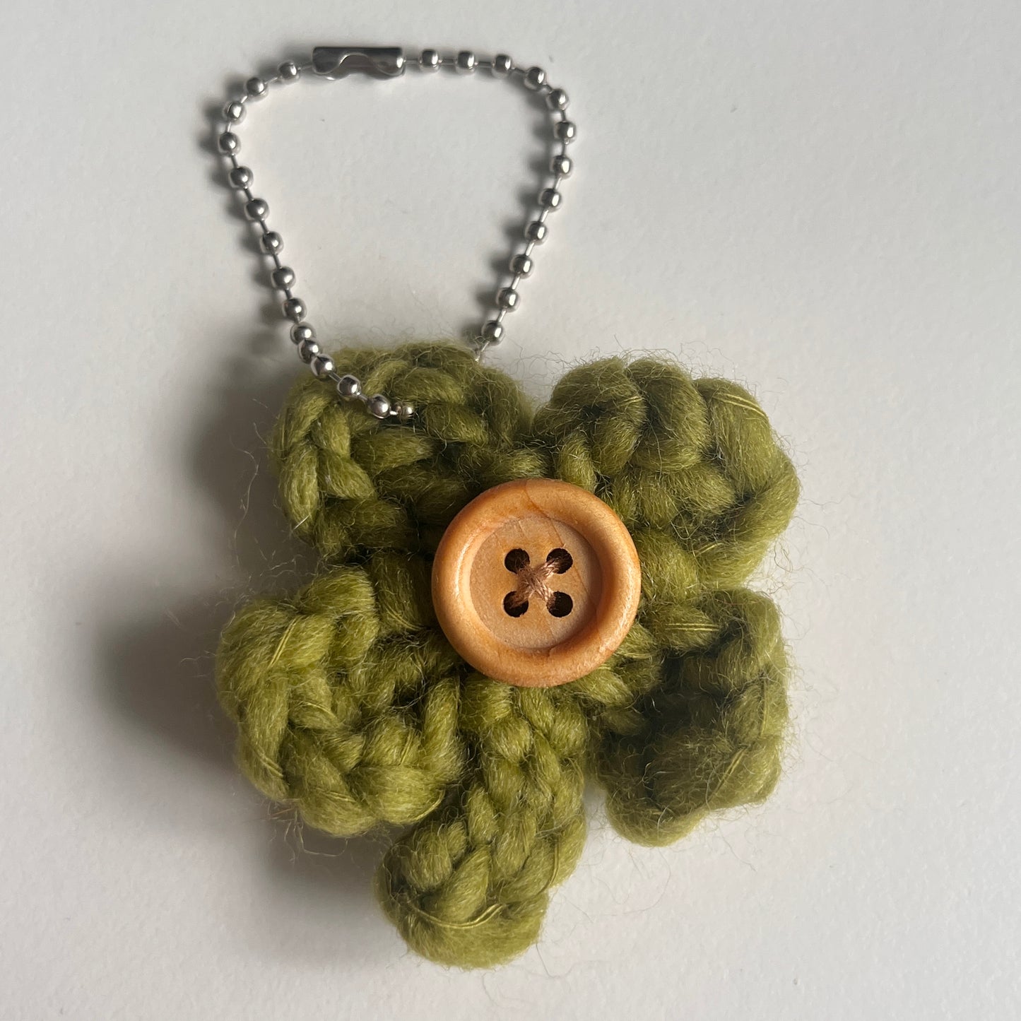 crochet keychain: lucky clovers with buttons