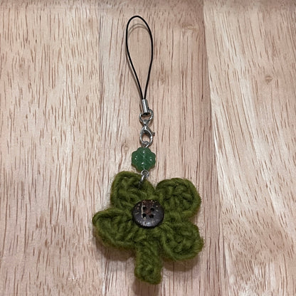 crochet phone strap: button clovers