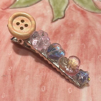 comically big button clips💌