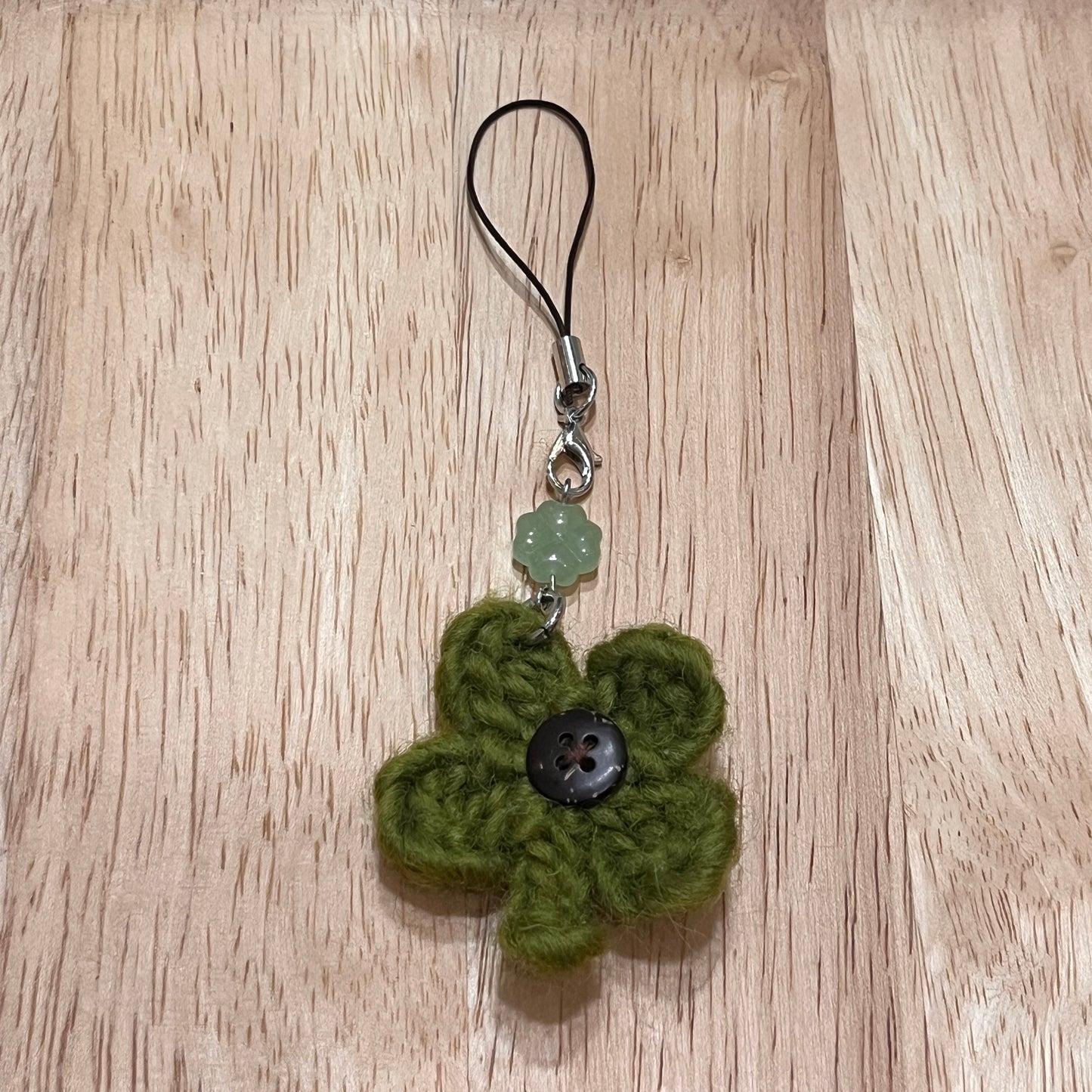 crochet phone strap: button clovers