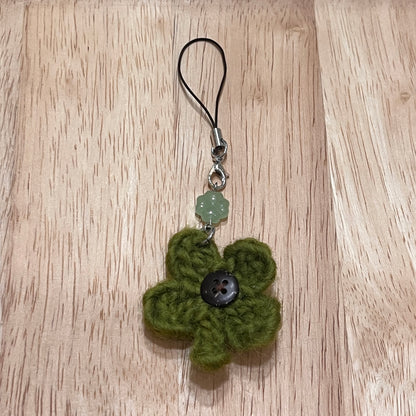 crochet phone strap: button clovers