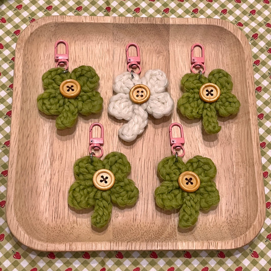 crochet keychain: green & white button clovers