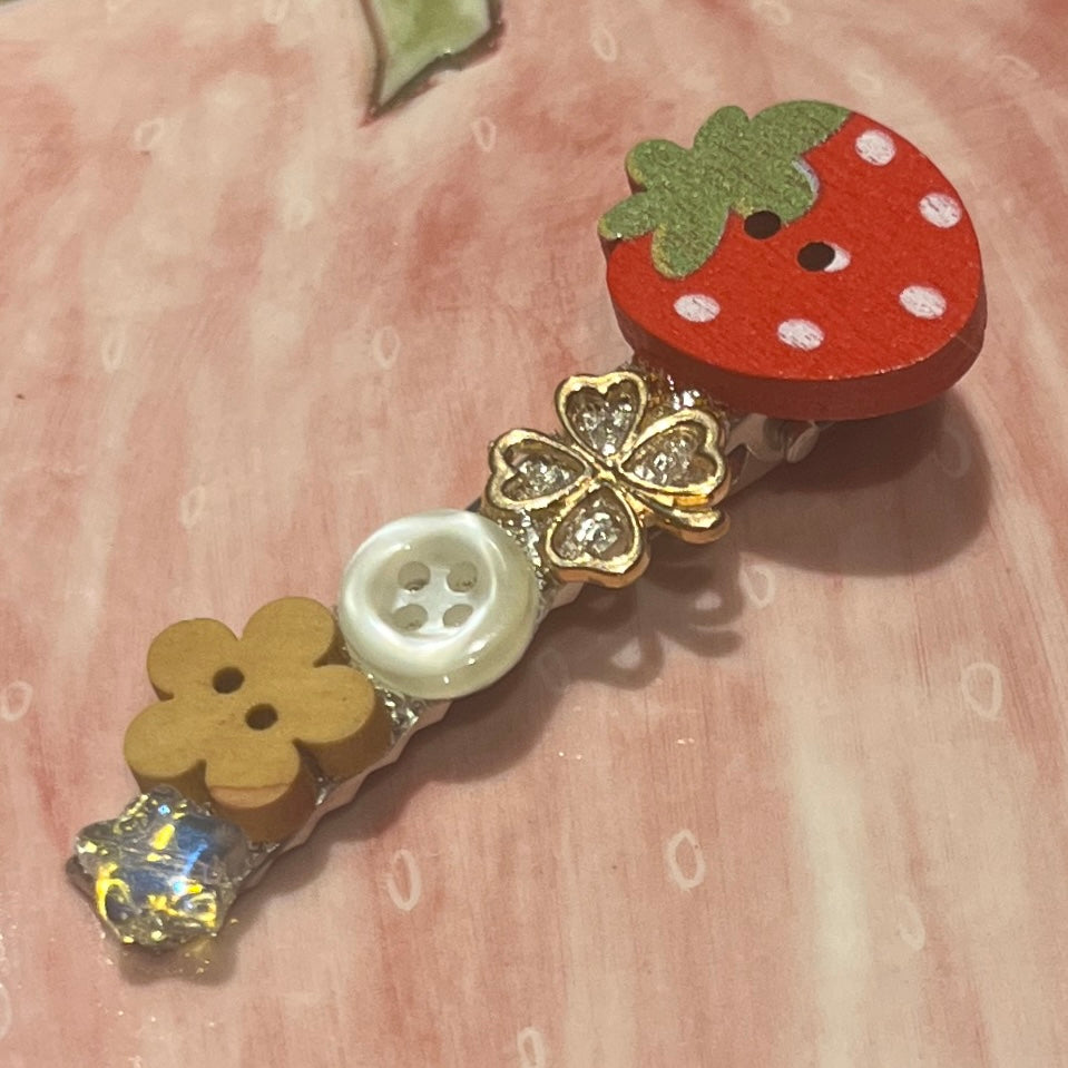 comically big button clips💌