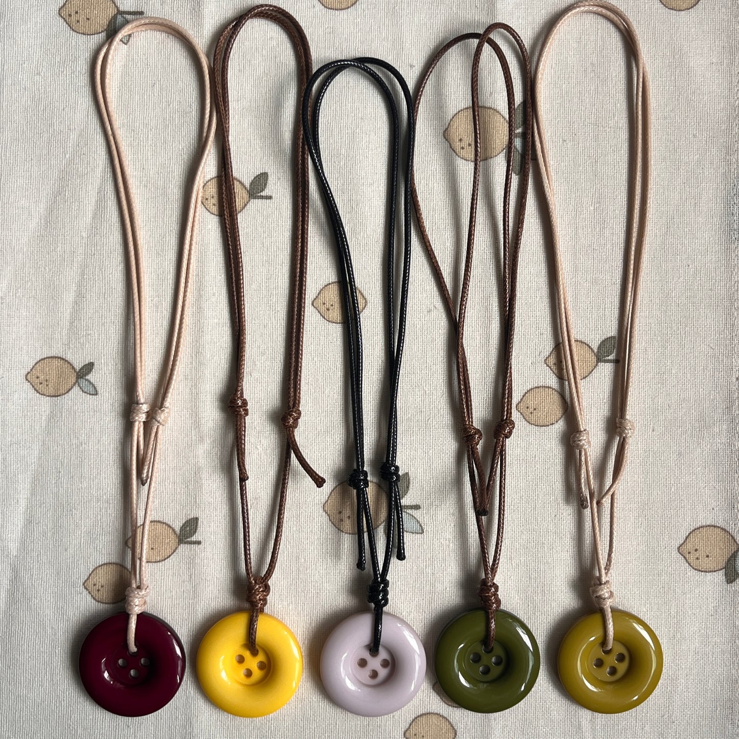 button necklaces (ᵔ⩊ᵔ)