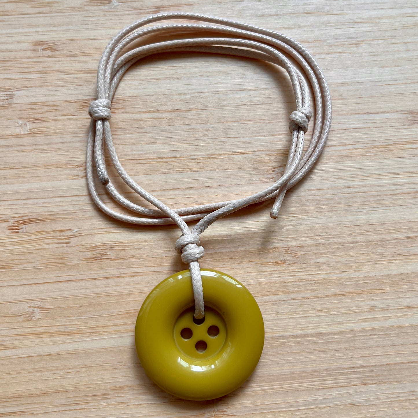 button necklaces (ᵔ⩊ᵔ)
