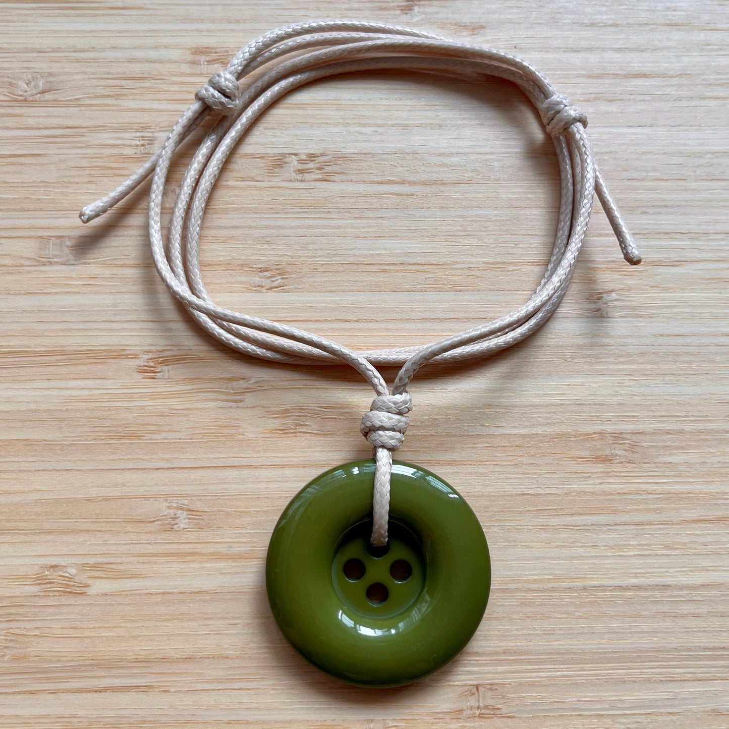 button necklaces (ᵔ⩊ᵔ)